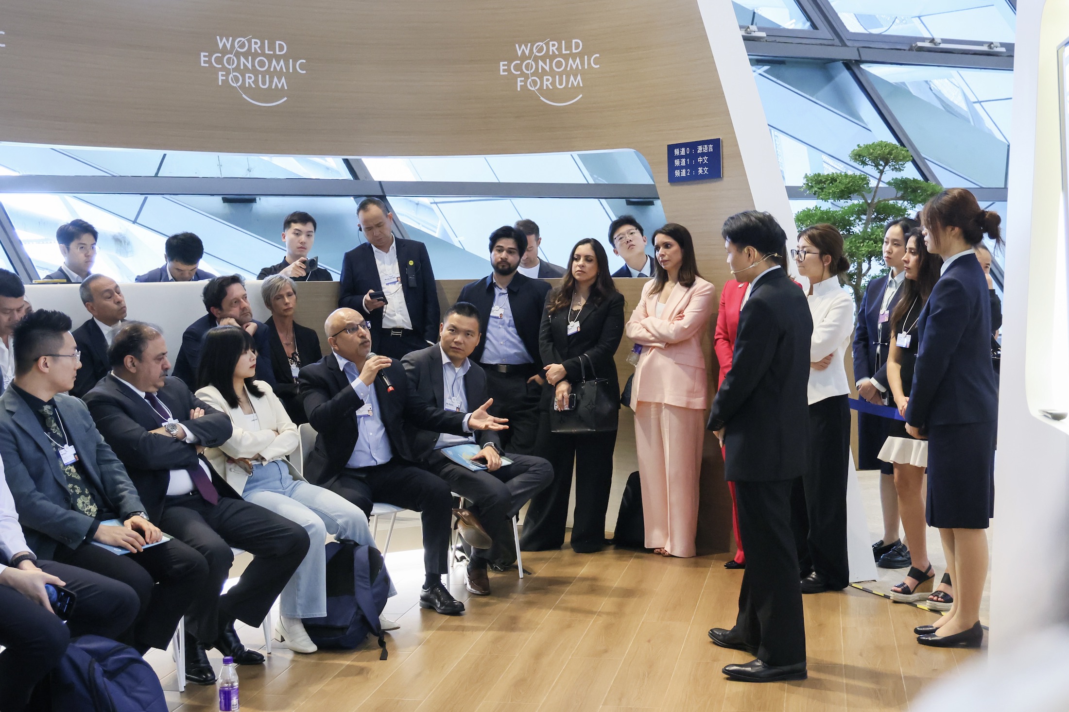 An audience member contributes to the Hub Session discussion as Qiqing He listens